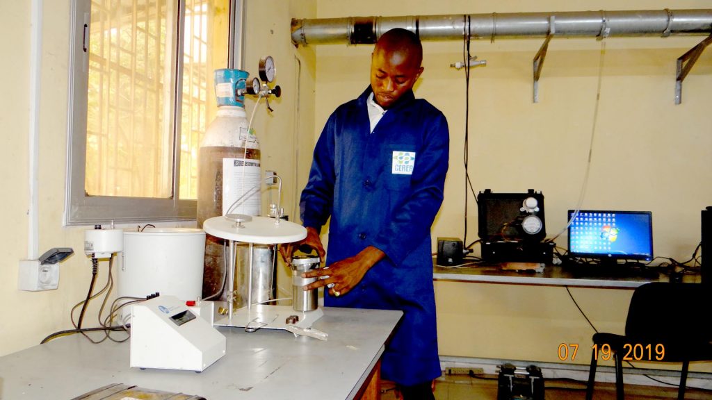 Diomaye YATTE étudiant F.S.T dans le laboratoire de biomasse